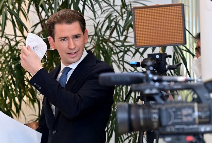 Sebastian Kurz, durante la comparecencia en la que anunció su retirada de la política. (Joe KLAMAR/AFP)