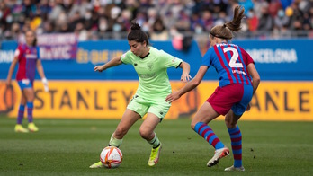 Lucía García intenta avanzar ante Irene Paredes, en uno de los pocos acercamientos del Athletic al área local. (Athletic Club)