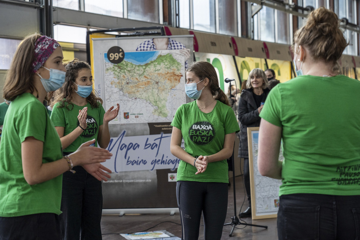 Mapa dantzan aurkeztu dute Durangon Etxepare lizeoko ikasleek. (Marisol RAMIREZ | FOKU)