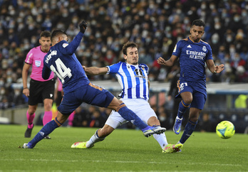 Oyarzabal trata de jugar el balón ante la presión de Casemiro y Rodrygo. (Jon URBE / FOKU)