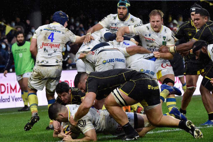 El talonador de Clermont Yohan Beheregaray sale del maul para posar uno de sus tres ensayos contra el BO. (THIERRY ZOCCOLAN / AFP) 