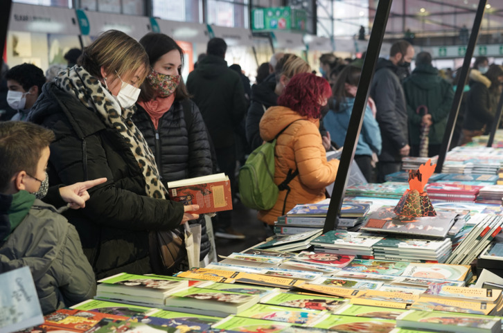 Literaturzaleak sekula baino erosoago dabiltza argitalpenen artean ikusmiran. (Andoni CANELLADA/FOKU)
