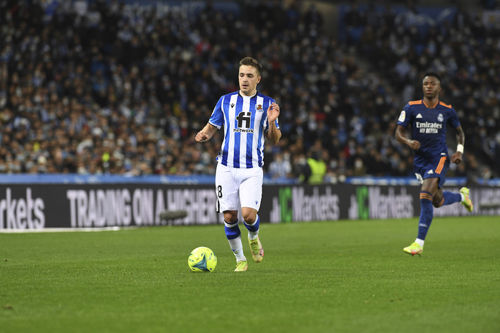 Gorosabel estuvo en muchos momentos del partido por delante de Vinicius, que lo aprovechó a la contra. (Jon URBE/FOKU)