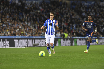 Gorosabel estuvo en muchos momentos del partido por delante de Vinicius, que lo aprovechó a la contra. (Jon URBE/FOKU)