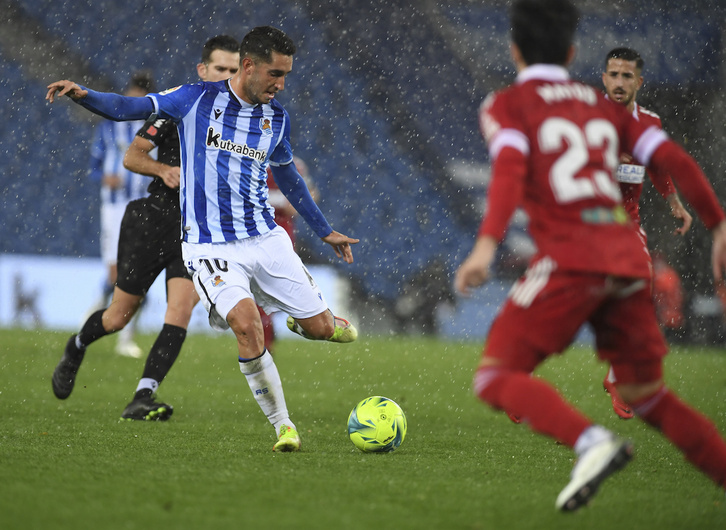 Roberto López, en una jugada de ataque bajo la lluvia que ha caído en Anoeta. (Jon URBE/FOKU)