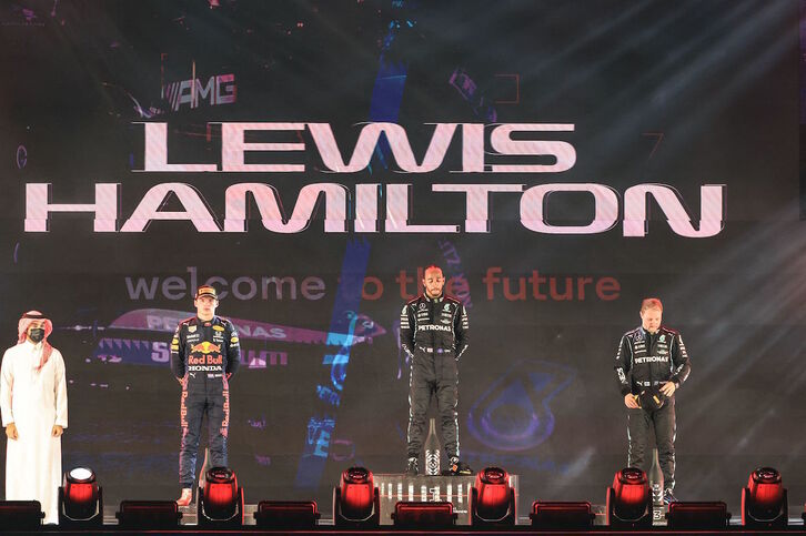 Hamilton, en el centro, flanqueado por Verstappen y Bottas en el GP de Arabia Saudí. (Giuseppe CACACE/AFP)