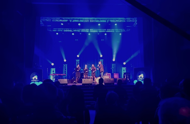 Plateruenako oholtzan, Ahotsenean, aurkeztu du Hibaik ‘TripTics VIII-IX’ diskoa. (NAIZ Irratia)