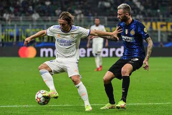 Real Madrid e Inter se juegan en el Bernabéu el primer puesto del grupo D. (Miguel MEDINA/AFP)