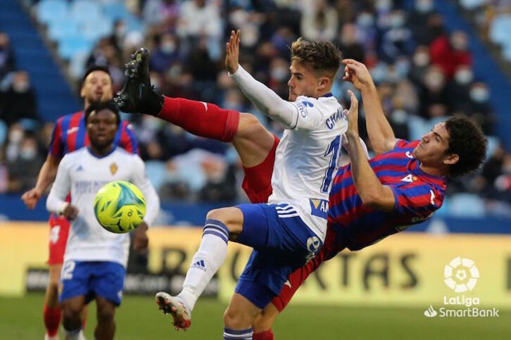 Leschuk y Chavarría pelean por hacerse con el balón. (LaLiga)