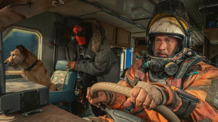 Tom Hanks junto al perro Goodyear y el robot Jeff, con voz de Caleb Landry Jones en la versión original. (NAIZ)