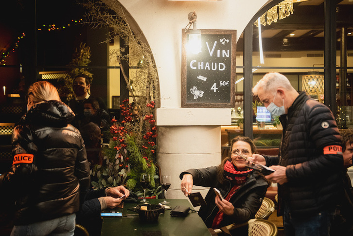 Policías controlan el pase sanitario, el 3 de diciembre, en un bar de Biarritz. (Guillaume FAUVEAU)