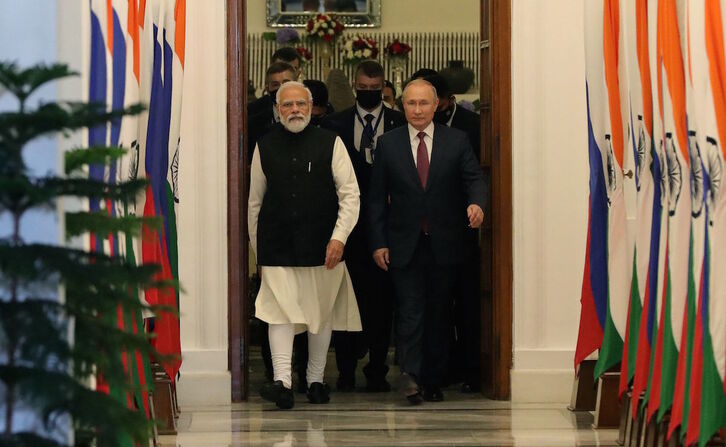 Narendra Modi y Vladimir Putin, en su encuentro en Nueva Delhi. (Mijail KLIMENTYEV/FP)