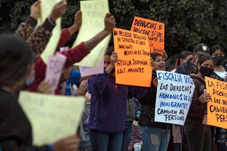 Migratzaile eta asilo eskatzaileen protesta bat Tijuanan, MPP programaren kontra. (Guillermo ARIAS/AFP)