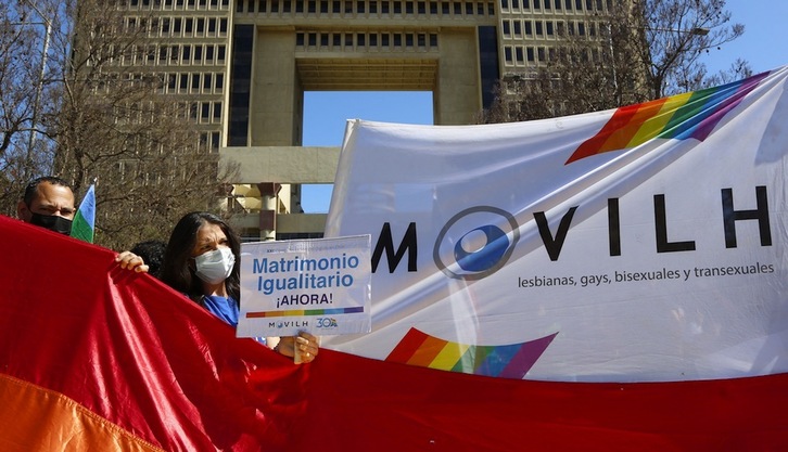 Integrantes del Movimiento de Integración y Liberación Homosexual (Movilh), en la ciudad de Valparaíso, el pasado 30 de noviembre. (Dedvi MISSENE/AFP)