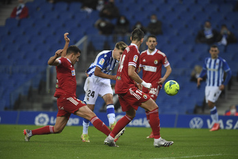 Robert Navarro, en el partido contra el Burgos en el que solo pudo jugar 45 minutos. (Jon URBE/FOKU)