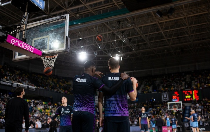 Un repleto Miribilla contempló atónito a los jugadores de los dos equipos calentar sin incidentes pero con uno de los relojes de posesión estropeado. (A. ARRIZABALAGA / ACB PHOTO)