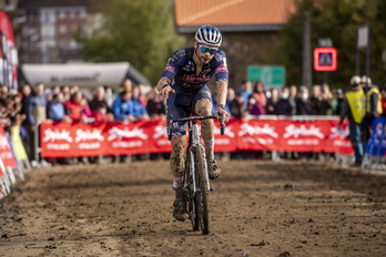 David Van der Poel vuelve a Euskal Herri tras ganar en Karrantza y ser segundo en Laudio. (Jaizki FONTANEDA/FOKU)