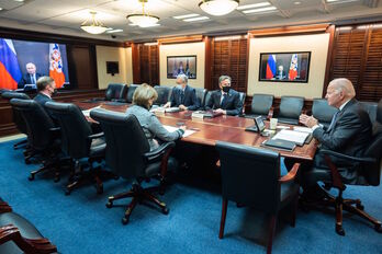 Joe Biden y su equipo, en la coversación con Vladimir Putin desde la Sala de Situación de la Casa Blanca. (AFP)