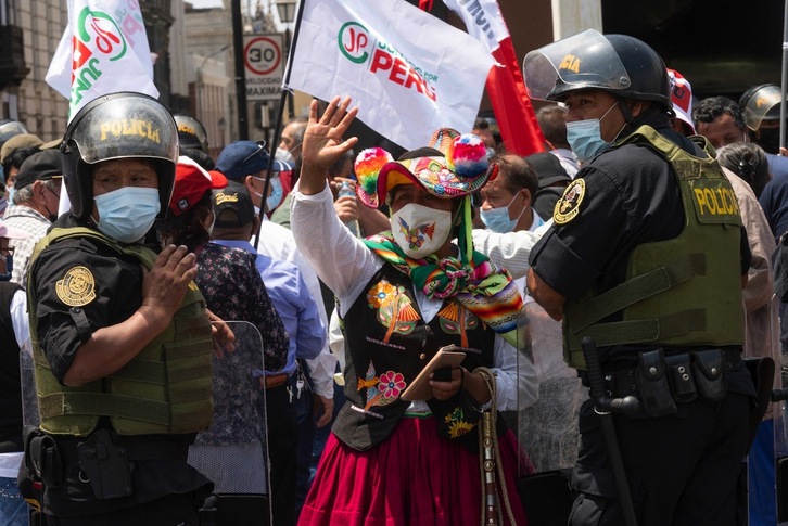 Concentración en defensa del resultado electoral ante el Congreso en Lima. (CRIS BOURONCLE-AFP)