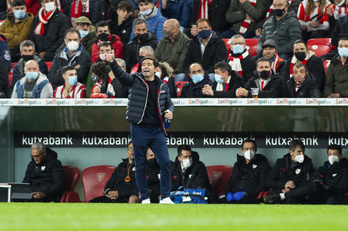 Marcelino en el banquillo de San Mamés en el partido ante el Granada. (Monika DEL VALLE / FOKU)