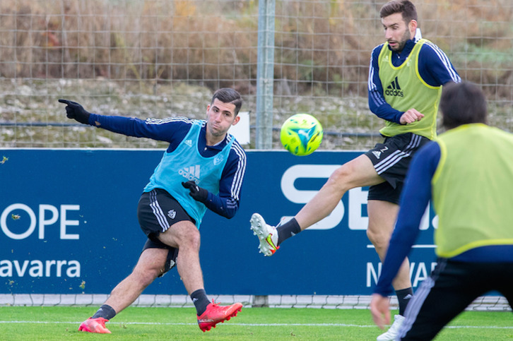 Areso golpea el balón durante un entrenamiento en Tajonar. (@CAOsasuna)
