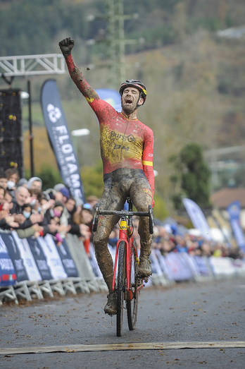 Felipe Orts celebra su cuarta victoria en el ciclocross de Elorrio en años impares. (FOKU)