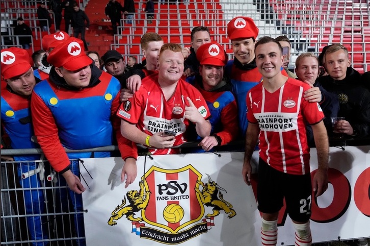 Mario Götze posa con unos fans vestidos de «Super Mario». (@MARIOGOTZE)