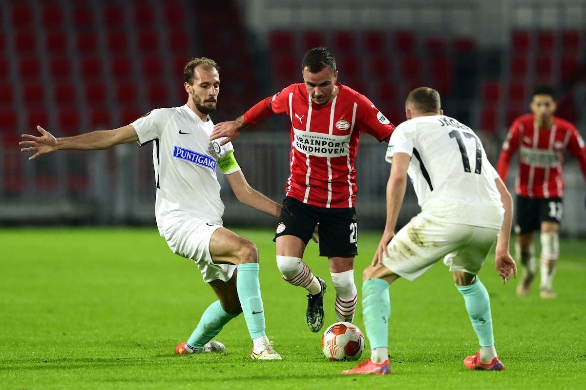 Mario Götze en el penúltimo duelo de la fase de grupos de la Europa League frente al Sturm Graz. (Olaf KRAAK/AFP)