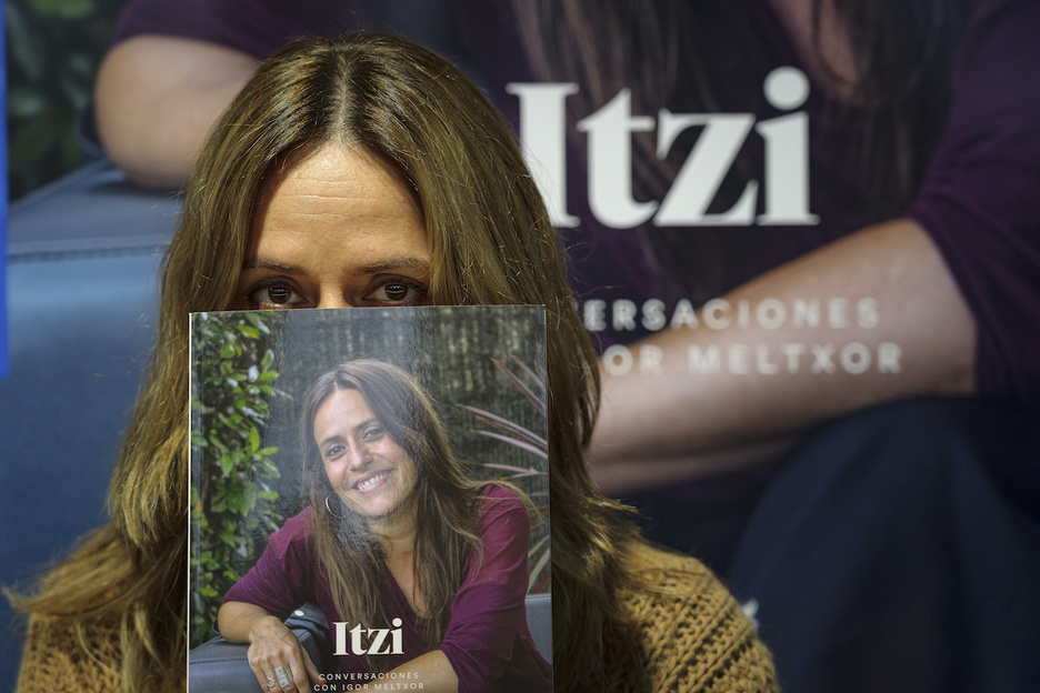 tziar Ituño, ‘Itzi’ (Zorrotz) elkarrizketa liburuaren protagonista, Durangoko Azokan. (Aritz LOIOLA/FOKU)