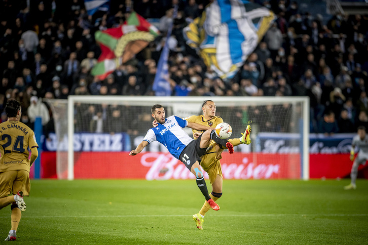 Rioja trata de proteger el balón ante un jugador del Levante. (Jaizki FONTANEDA/FOKU)