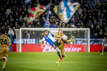 Rioja trata de proteger el balón ante un jugador del Levante. (Jaizki FONTANEDA/FOKU)