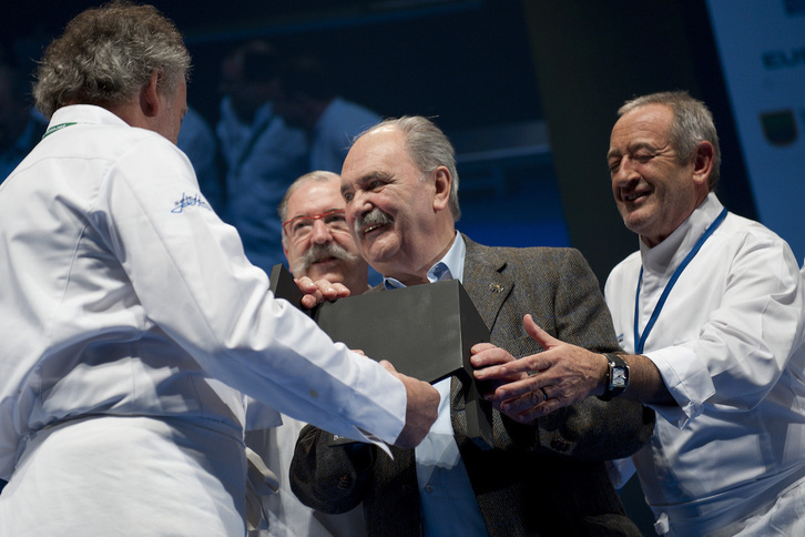 Luis Irizar, cuando recibió un homenaje en San Sebastián Gastronomika. (Gari GARAIALDE/FOKU)