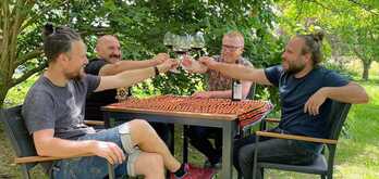 Topa eginaz ospatu zuten ‘Cabo Cañaveral‘ diskoa bukatzean Seiurte taldekoek. (Ibai ELORTZA)