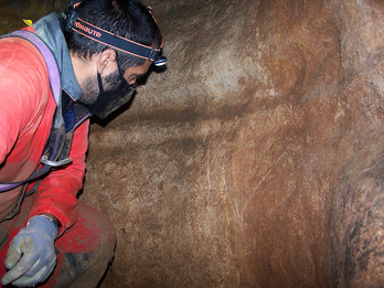 Diego Garate (Universidad de Cantabria), junto al conjunto de vulvas.