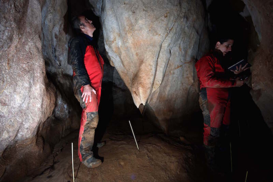 Los investigadores tildaron de «gatera infecta» el acceso a la pequeña gruta.