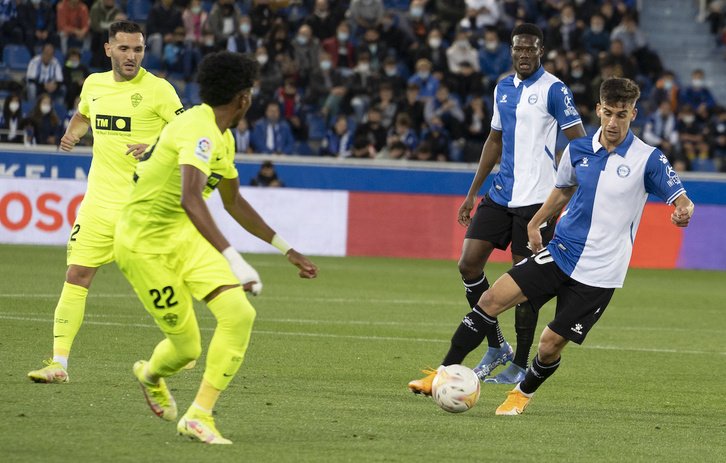 Pere Pons conduce el esférico en el partido frente al Elche. (Raul BOGAJO/FOKU)