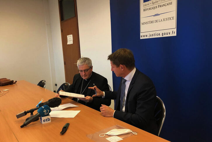 Firma en el palacio de justicia de Baiona entre el obispo y el procurador de Baiona. (NAIZ)