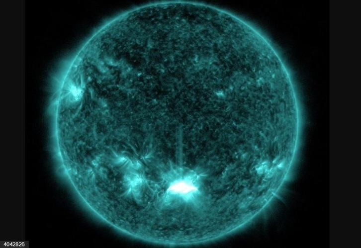 En el centro de la parte inferior se aprecia la gran llamarada solar registrada el pasado 28 de octubre. (NASA/SDO/EUROPA PRESS)