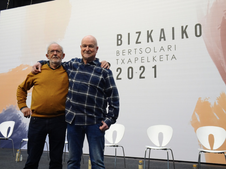 Lehen aldia da bi lagunek batera jantziko diotena txapela irabazleari. (BIZKAIKO BERTSOZALE ELKARTEA)