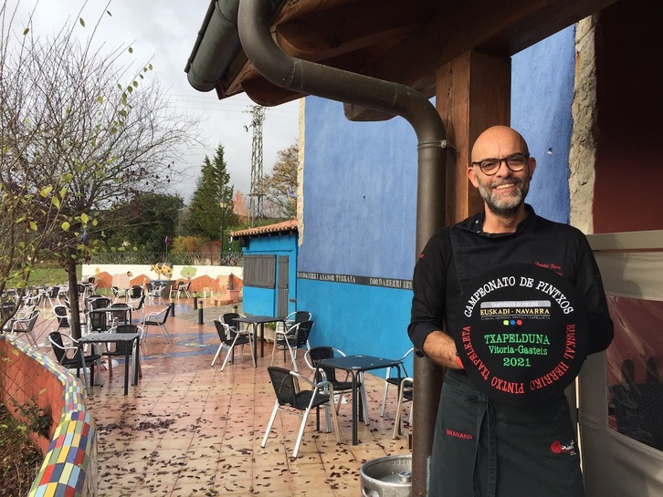 Mitxel Suárez muestra la txapela de ganador del concurso de pintxos 2021.