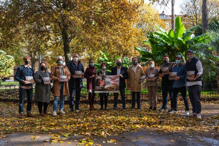 Aurkezpen ekitaldian Jose Ignacio Asensio diputatua eta Belen Mendez de Vigo Elikagaien Bankuko presidentea izan ziren, errezeta liburua sinatu duten sukaldari batzuekin batera.
