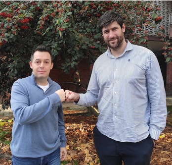 Jacobo Cuétara y Gurutz Aginagalde se dan la mano tras firma del nuevo contrato (BIDASOA)