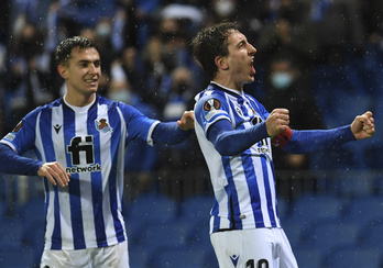 Oyarzabal celebra su segundo gol con un Zubimendi satisfecho tras el robo que asistió al capitán. (Jon URBE/FOKU)