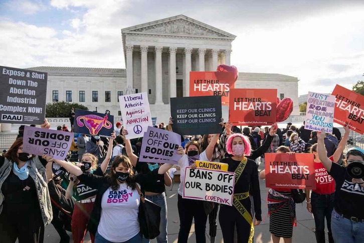 Antiabortistas se manifiestan ante la sede del Tribunal Supremo en Washington. (Drew ANGERER/AFP)