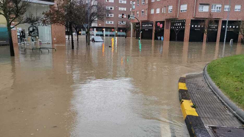 Una calle de Arrotxapea, inundada. (@Pamplona_ayto)
