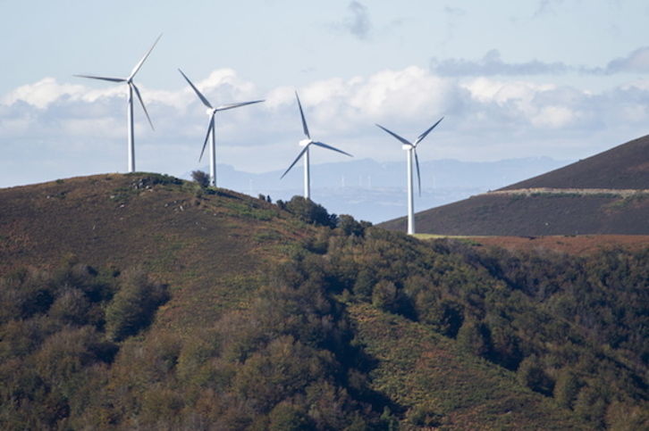 Imagen de aerogeneradores instalados en Urbia, en el término municipal de Oñati. (Juan Carlos RUIZ/FOKU)