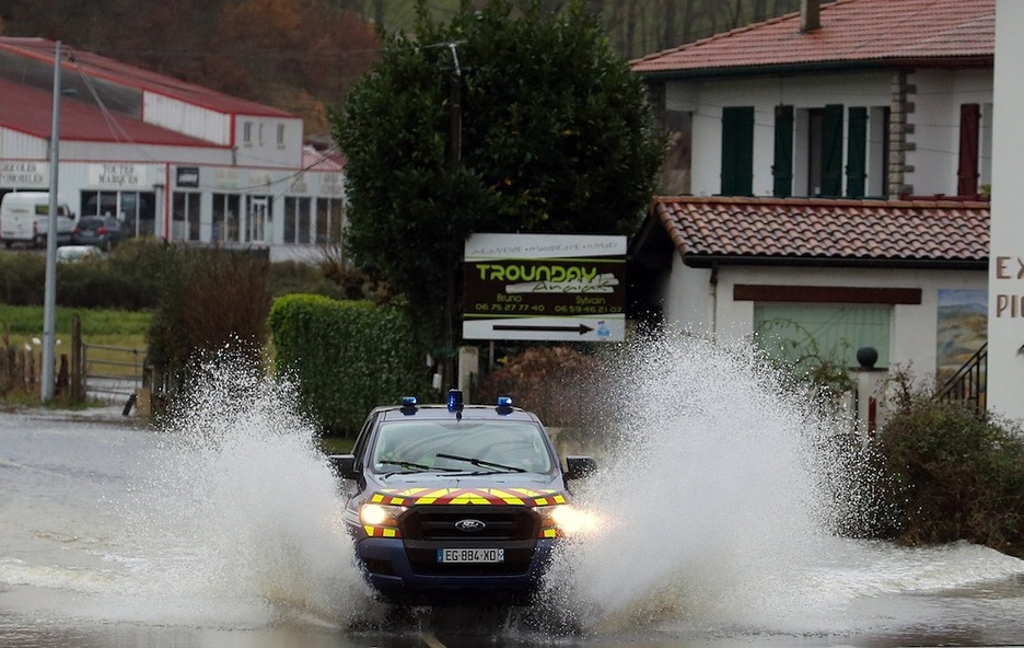 Un vehículo de los servicios de emergencia atraviesa una balsa de agua en Ortzaize. (Bob EDME).