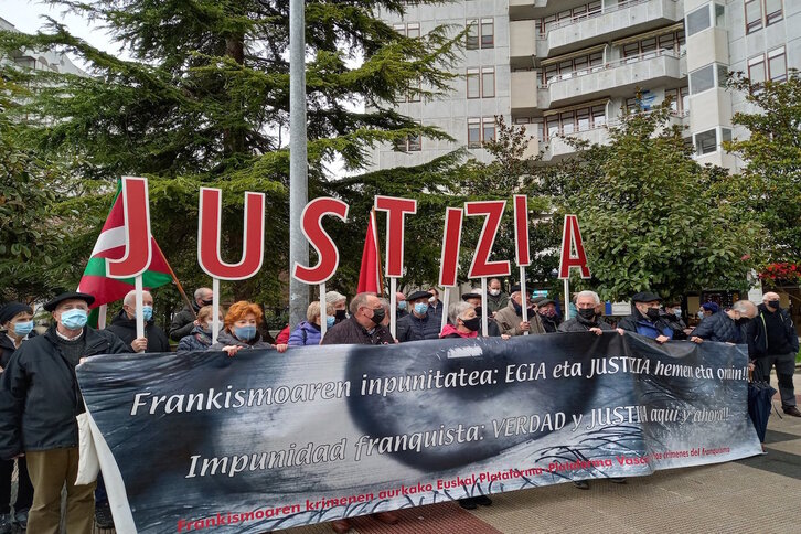 La Plataforma Vasca contra el Franquismo concentrada ante los Juzgados de Gasteiz. (@Martxoak3)