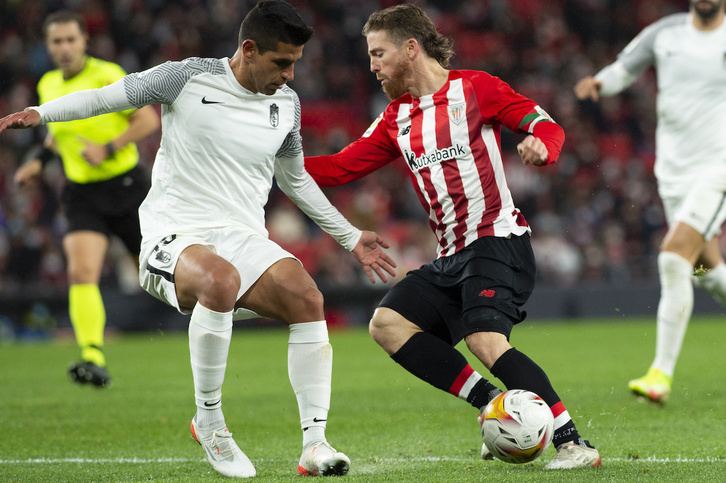 Munain, en la imagen en el partido frente al Granada, volverá a ser de la partida de Marcelino. (Monika DEL VALLE/FOKU)
