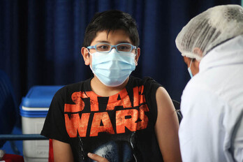 Un niño vacunado en Bolivia, donde se inmuniza desde los tres años. (AFP)